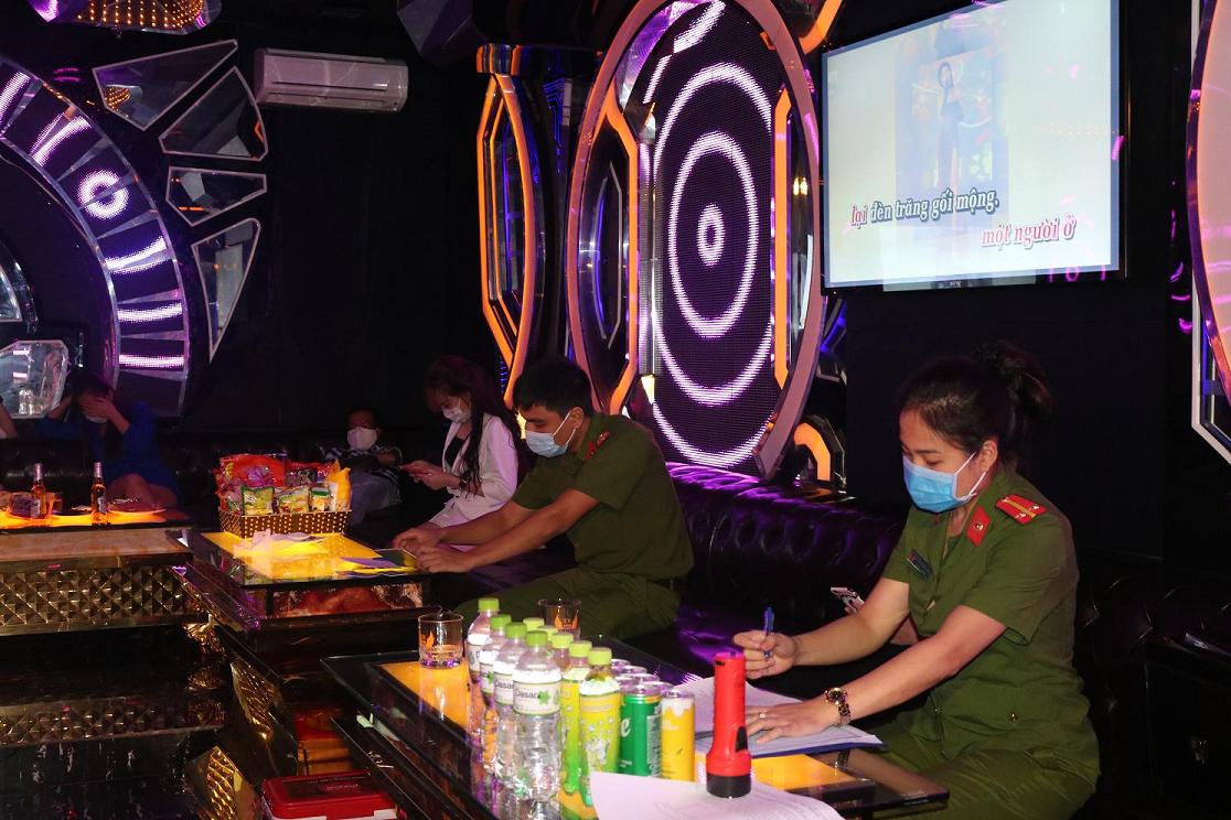Quán karaoke Lê Hoàng, ở thôn 3, xã Thủy Sơn, huyện Thủy Nguyên hoạt động trái quy định
